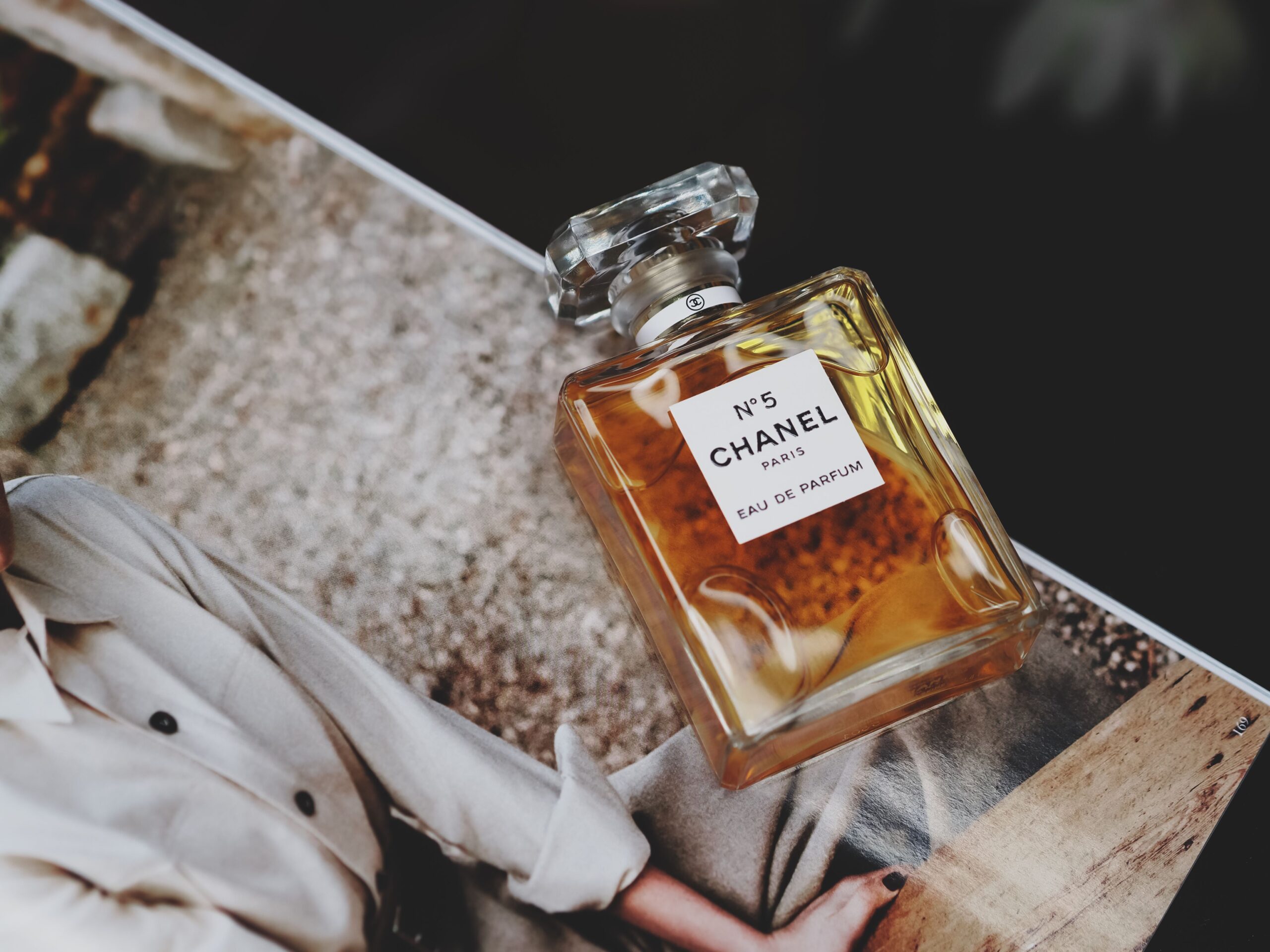 J'ai vidé la coiffeuse de ma grand-mère en gardant tout sauf un vieux flacon de parfum vide : le jour où j'ai vu ce qu'un collectionneur en proposait, il était trop tard - - jai vide la coiffeuse de ma grand mere en gardant tout sauf un vieux flacon de parfum vide le jour ou jai vu ce quun collectionneur en proposait il etait trop tard featured 1790258844 scaled