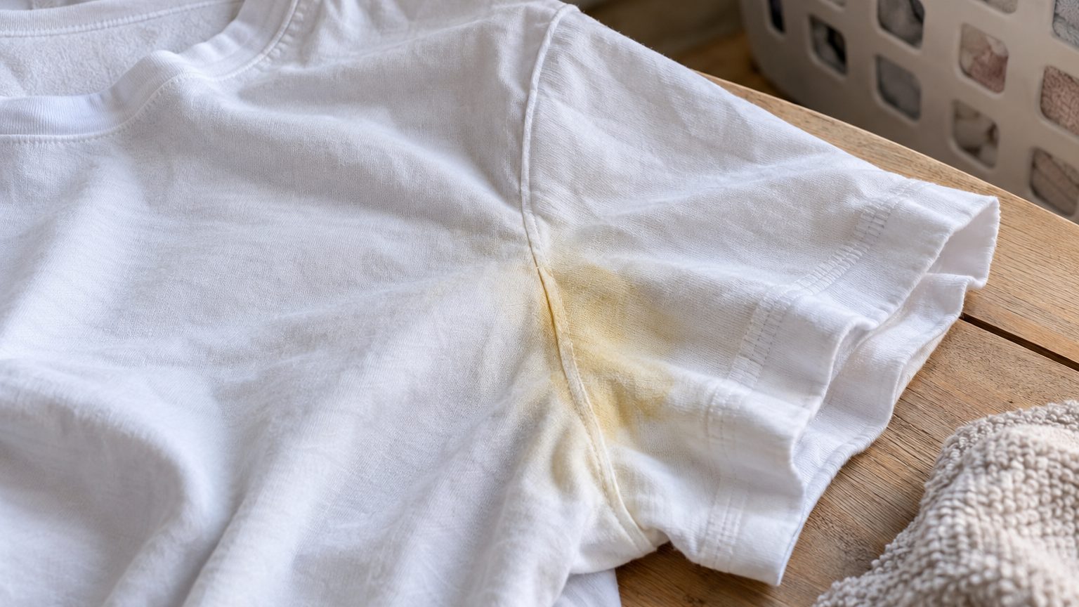 Je versais de la Javel sur les aisselles jaunies de mes t-shirts blancs pour leur rendre leur éclat : quand je les ai sort...