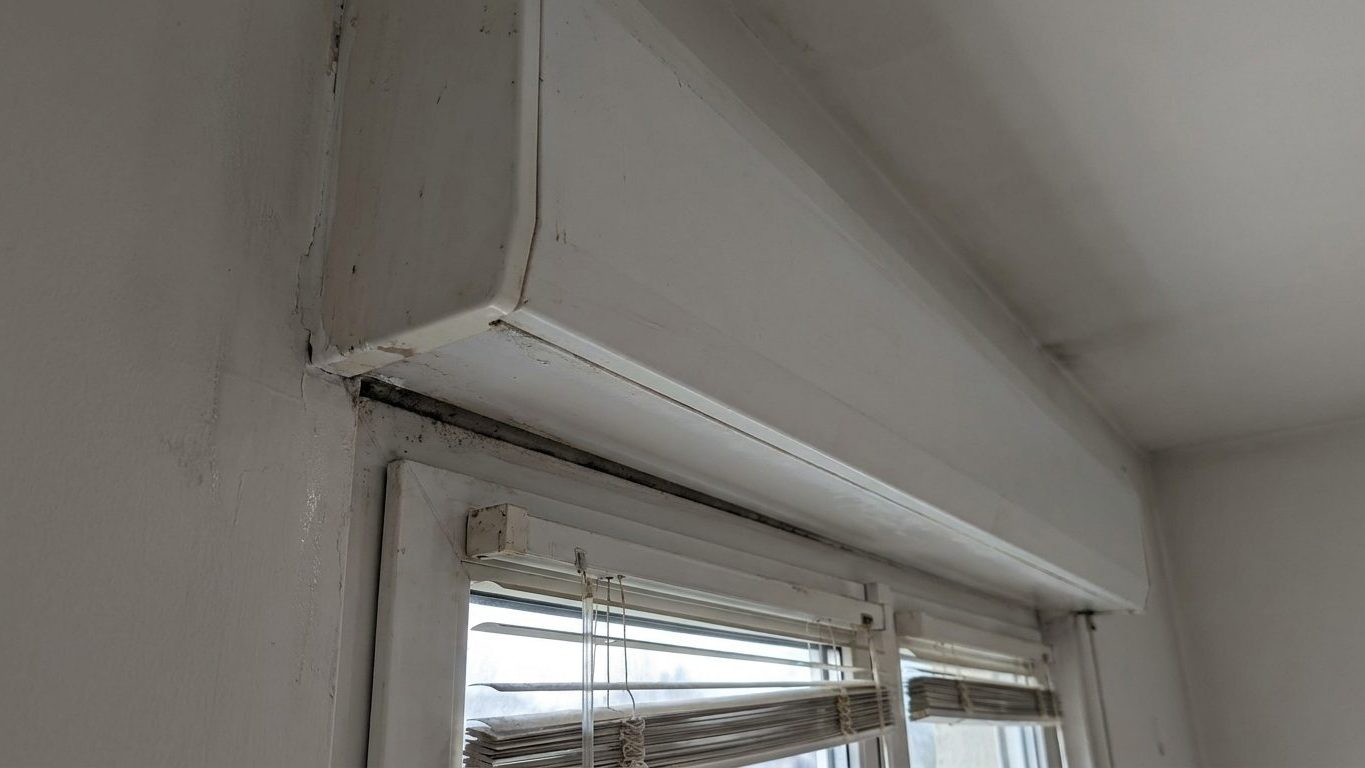 Les menuisiers n'en peuvent plus de le répéter : ce caisson blanc posé au-dessus de la vitre laisse entrer plus d'air froi...