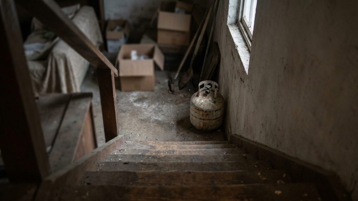Les pompiers n'en peuvent plus de le répéter : cette bouteille rangée en bas de l'escalier est ce que personne ne sent dep...