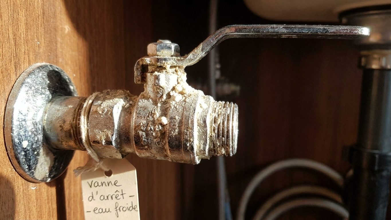 Si le petit robinet sous votre évier refuse de tourner le jour de la fuite, ce n'est pas la vanne qui est trop dure : c'es...