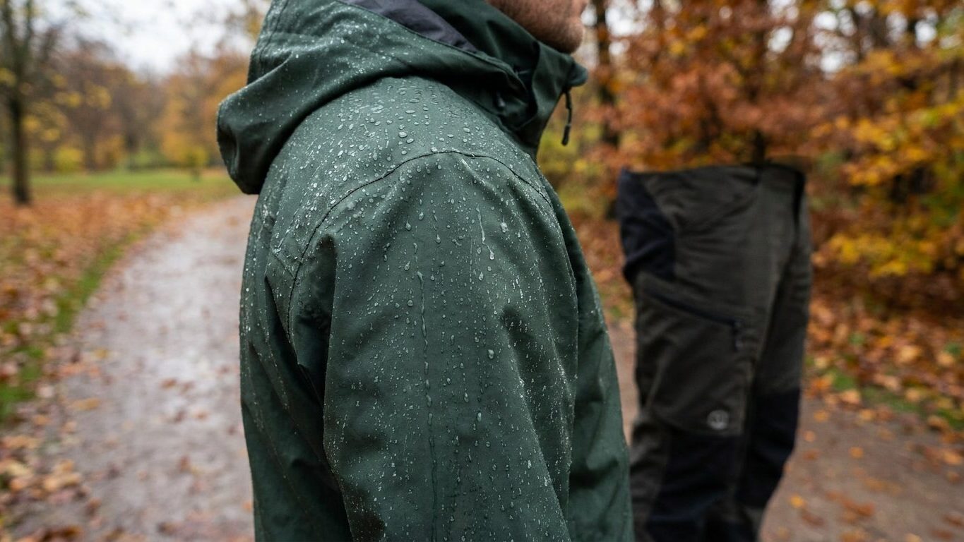 Si votre veste de pluie boit l'eau au lieu de la laisser glisser, ce n'est pas la membrane qui est usée : c'est ce que vou...