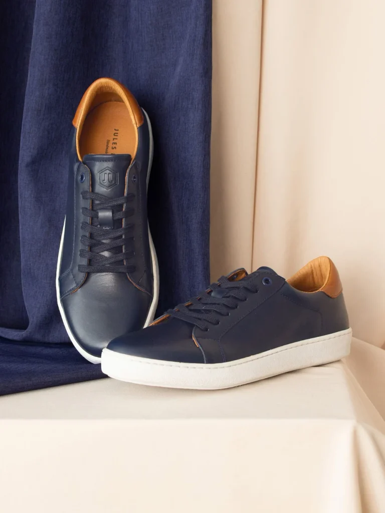 La sneaker blanche façon Stan Smith, ça suffit ! Ces alternatives vont (enfin) réveiller vos tenues cet automne - - tennis lacet homme cuir bleu jules jenn