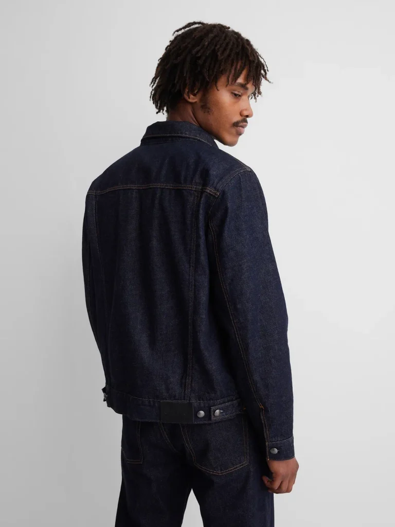 Plus personne ne cherche la veste en jean parfaite chez les créateurs : cet automne, elle sort d'une collaboration inattendue mais (très) stylée - - veste denim gap apc 2