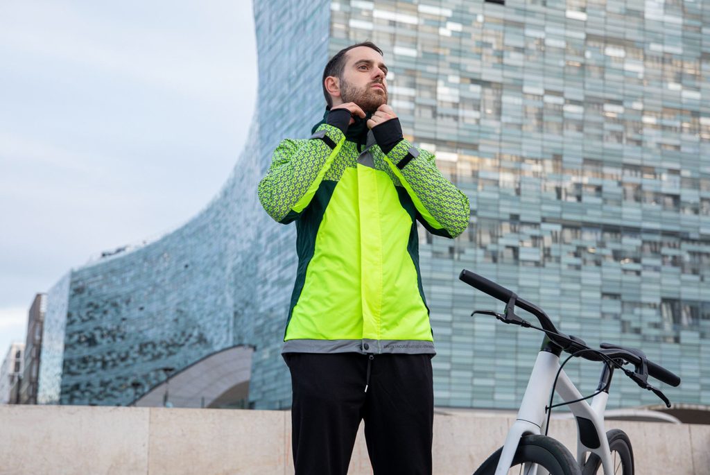 L'élégante innovation de cette marque française va vous faire ranger votre gilet jaune au placard - - veste reflechissante velo continental jaune vert homme face exterieur urban circus 1