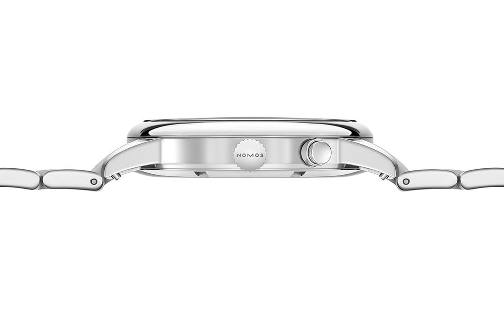 Derrière son nouveau design ténébreux, la Nomos Club Sport Worldtimer promet une lisibilité nocturne bluffante - - 16 NOMOS 793 793 SB Club Sport neomatik Weltzeit dark 1080x1350