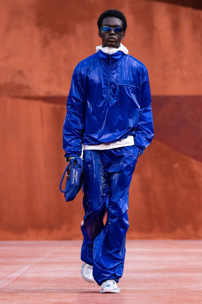 Sous son allure de sneaker de tennis, la nouvelle Lacoste réserve une surprise totalement inattendue - - 20 Lacoste SS27 Press Look scaled 1
