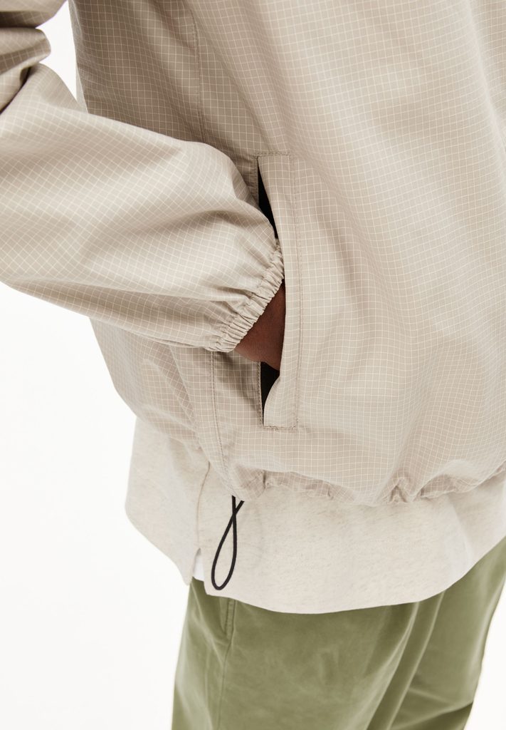 Le magazine TIME a tranché : cet incroyable coupe-vent conçu sans la moindre trace de matière synthétique est l'invention mode de l'année 2026 - - ARMEDANGELS Outerwear sand stone details