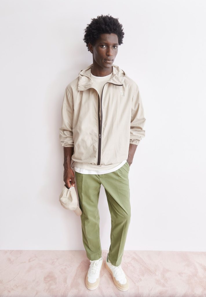 Le magazine TIME a tranché : cet incroyable coupe-vent conçu sans la moindre trace de matière synthétique est l'invention mode de l'année 2026 - - ARMEDANGELS Outerwear sand stone full body 2