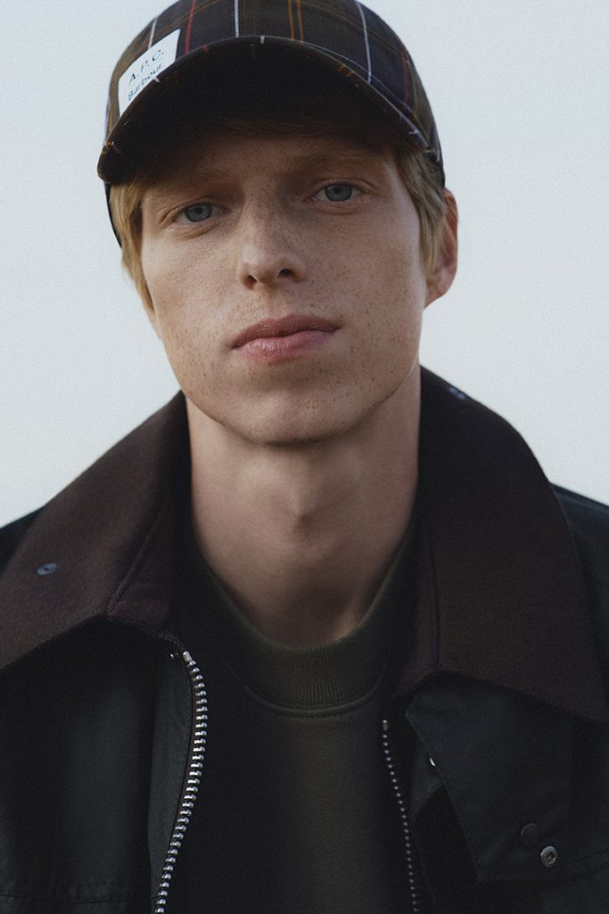 Deux icônes de la mode préparent une collaboration qui pourrait bien marquer l’hiver 2026 - - BARBOUR X APC AW26 Barbour A.P.C. Beaufort Wax Jacket MWX2618SG91 Sweatshirt MOL0807OL71 Tartan Cap MHA0997TN11