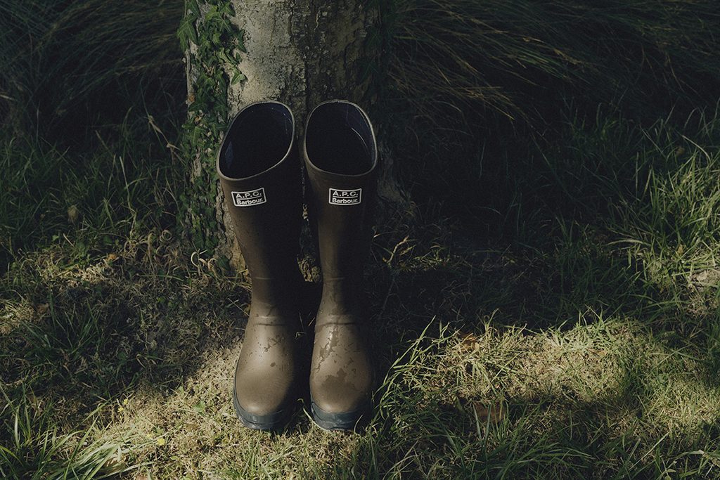 Deux icônes de la mode préparent une collaboration qui pourrait bien marquer l’hiver 2026 - - BARBOUR X APC AW26 Barbour A.P.C. Clog MRF0060SG91 Clog LRF0151SG91