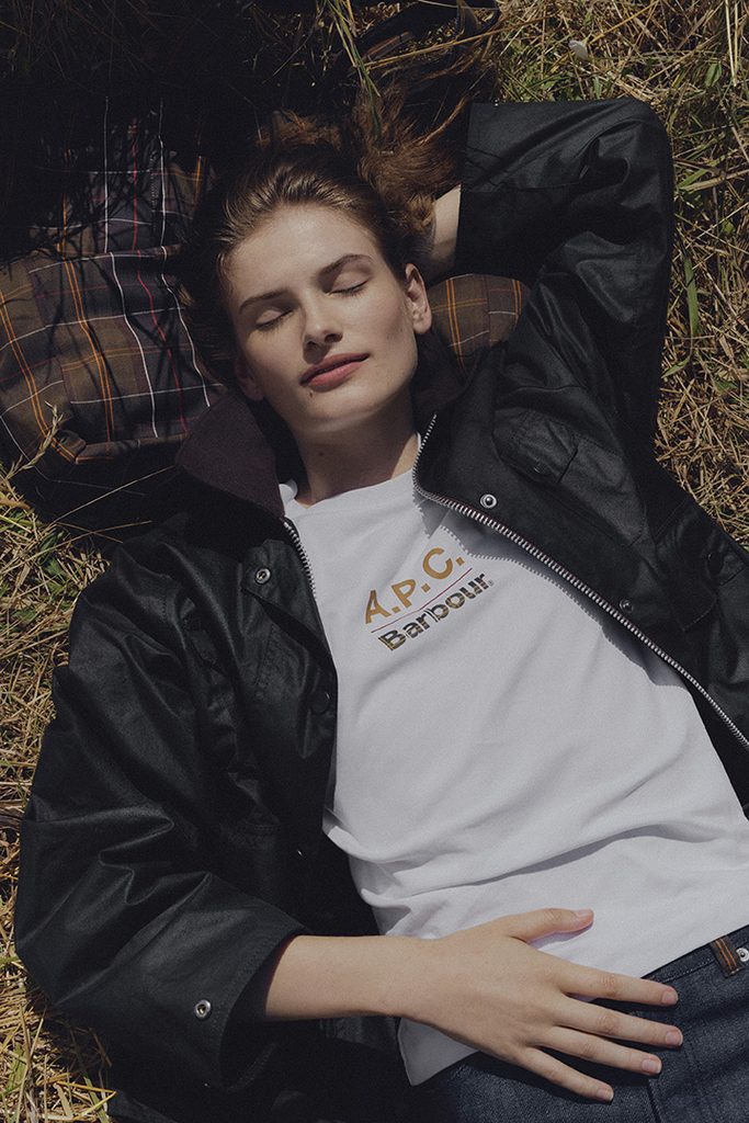 Deux icônes de la mode préparent une collaboration qui pourrait bien marquer l’hiver 2026 - - BARBOUR X APC AW26 Barbour A.P.C. Spey Wax Jacket LWX1598SG91 T Shirt LTS0763WH33 Elisabeth Denim Jeans LTR0451IN71 Denim Weekender Holdall Bag UBA0802NY71