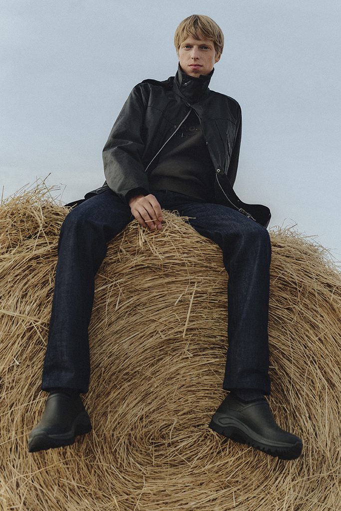 Deux icônes de la mode préparent une collaboration qui pourrait bien marquer l’hiver 2026 - - BARBOUR X APC AW26 Barbour A.P.C. Sugarlump Bedale Long Wax Jacket MWX2619SG91 Sweatshirt MOL0807OL71 Jeans MTR0829IN71 Clog MRF0060SG91