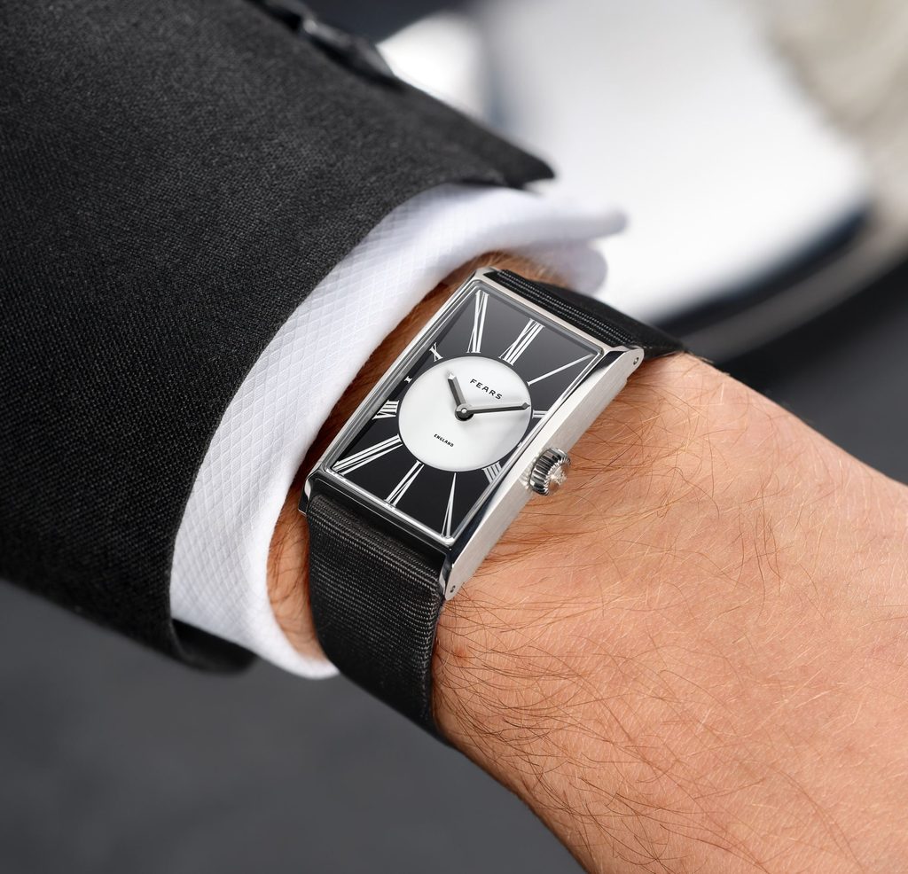 L’onyx noir donne à la montre rectangulaire Fears un nouveau raffinement - - Fears Arnos Opera Black on a grossgrain silk strap Wristshot