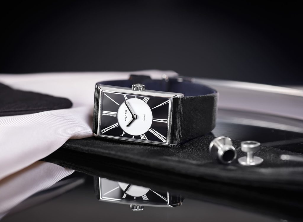 L’onyx noir donne à la montre rectangulaire Fears un nouveau raffinement - - Fears Arnos Opera Black on a grossgrain silk strap lying on side