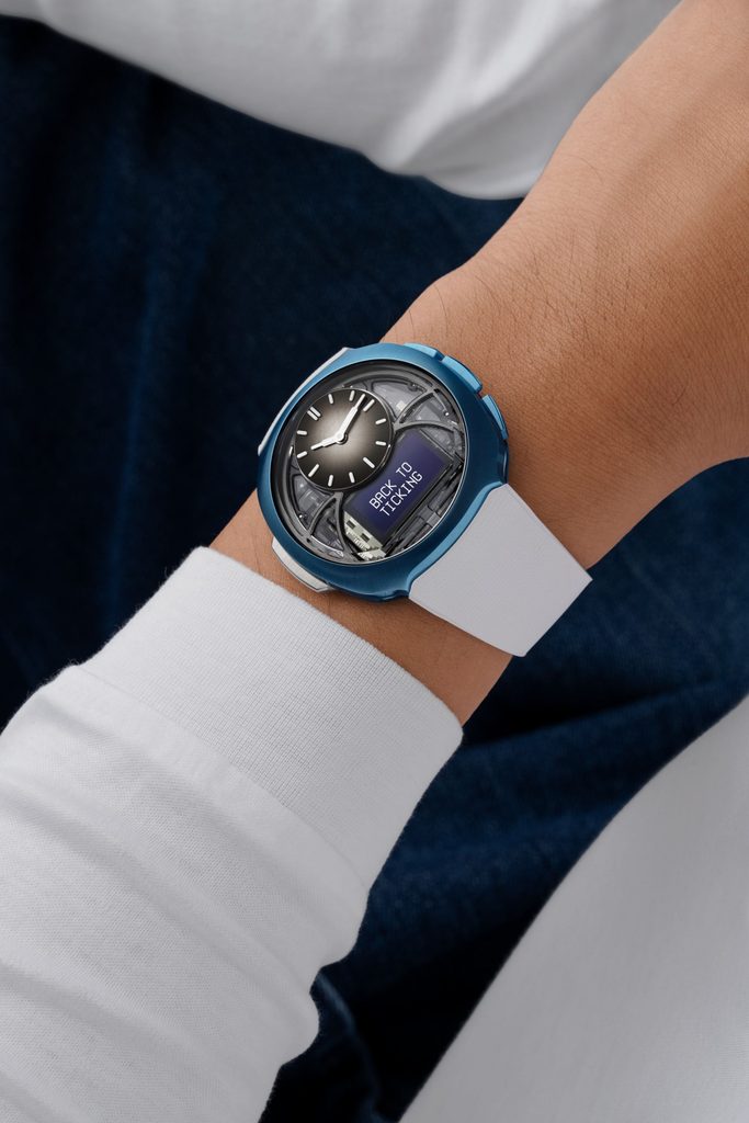 Ignorer vos messages pour tenir 365 jours : le parti pris radical de la nouvelle montre numérique H. Moser - - HMoser 6DI0 1202 Off Grid Blackor Fume Lifestyle Wristshot Check Vertical