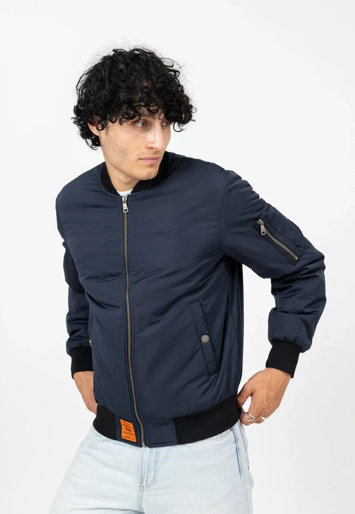 Si la doublure de votre bomber est orange vif alors que l'extérieur reste kaki, ce n'est pas un caprice de styliste : c'est ce que les pilotes de l'US Air Force devaient faire en touchant le sol - - MAX MEN NAVY 5
