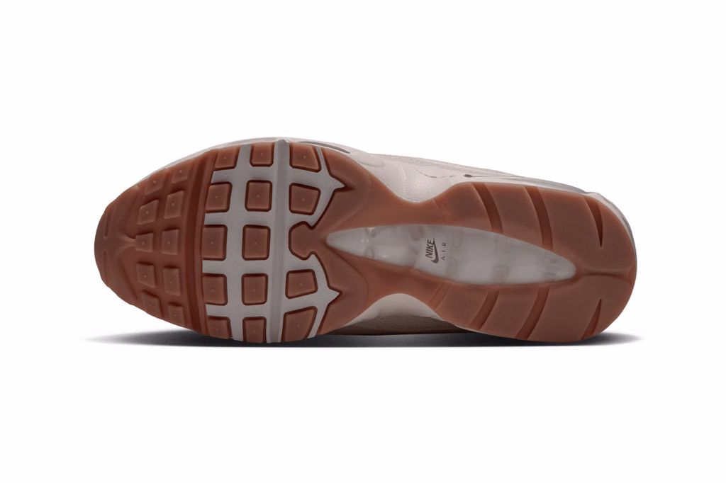 J'ai pris les taches marron et blanc de la nouvelle Air Max 95 pour un simple motif imprimé : en zoomant sur les photos officielles de Nike, j'ai compris ce qui recouvrait ses panneaux latéraux - - Nike Air Max 95 Big Bubble Cow Print IR5113 001 6