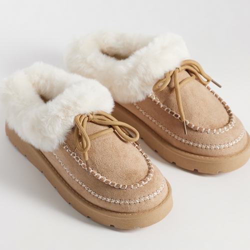 Oubliez les sabots Birk : voici 5 paires douces et confortables ultra-tendance pour cet hiver ! - - Seqwl