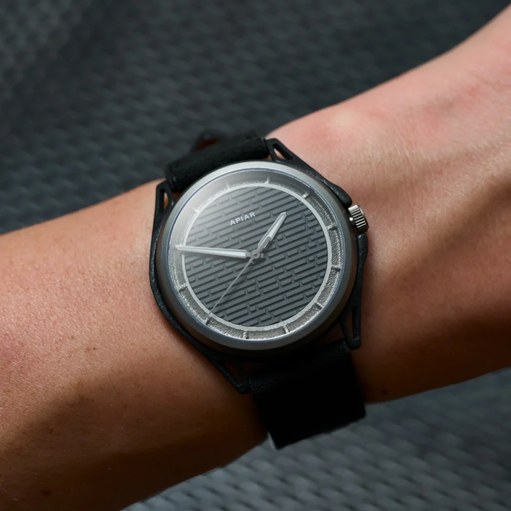 Quand le carbone rencontre le titane : la prouesse à 38 grammes de la nouvelle montre Apiar - - apiar carbon 7