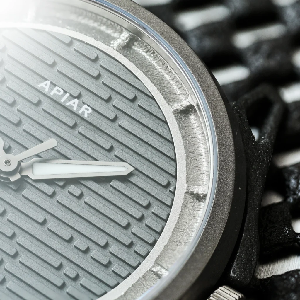 Quand le carbone rencontre le titane : la prouesse à 38 grammes de la nouvelle montre Apiar - - apiar carbon 8