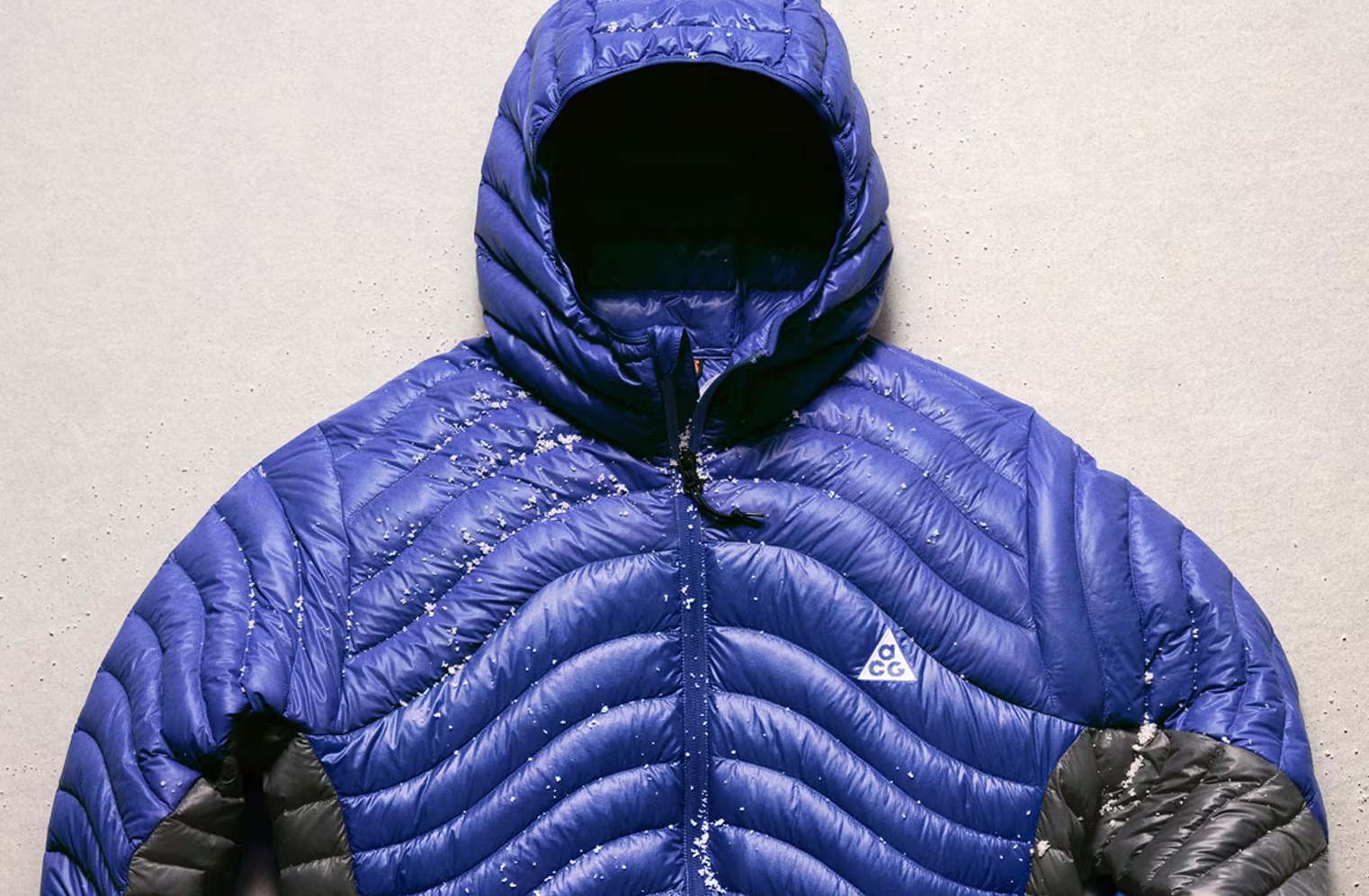 Cette doudoune Nike ne pèse que 255 grammes, mais cache une technologie étonnante dans son duvet