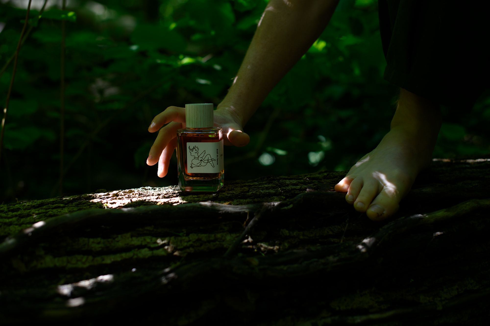 Derrière une fraîcheur faussement innocente se cache une animalité totalement assumée : on a déniché le parfum de peau le plus magnétique de l’automne