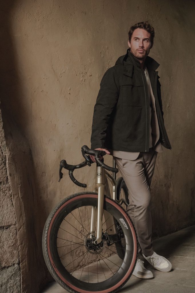 Oubliez l'allure du randonneur : cette célèbre marque française vient de sortir la capsule parfaite qui fusionne enfin ultra-technicité et élégance urbaine - - ikks urbanlab 10