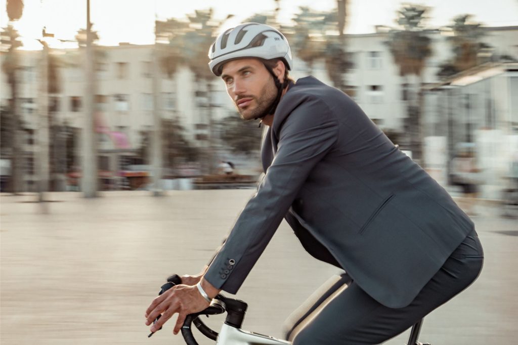 Oubliez l'allure du randonneur : cette célèbre marque française vient de sortir la capsule parfaite qui fusionne enfin ultra-technicité et élégance urbaine - - ikks urbanlab 11