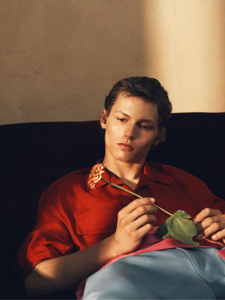 Le réalisateur de Call Me by Your Name signe chez Zara une collection qui ressemble à un décor de cinéma - - img45 3cf1ee14 ee3f 4b85 a029 e4d9e2076729 0