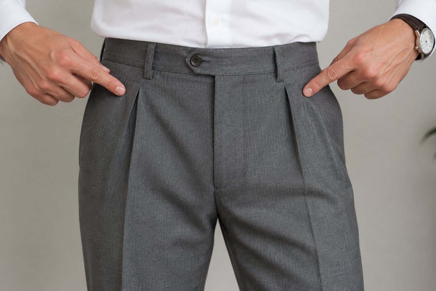 Le pantalon à pinces fait fureur cet hiver 2026 : voici le détail cruel en position debout qui prouve instantanément que vous avez pris la mauvaise taille