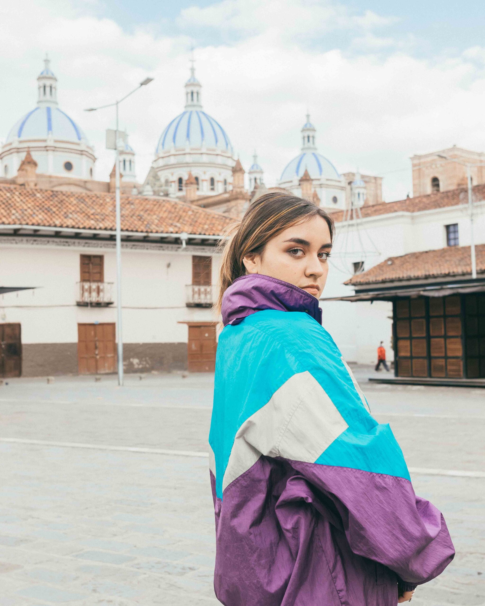 Les stylistes l’adorent cet automne : la veste qu’on réservait au jogging détrône enfin le trench