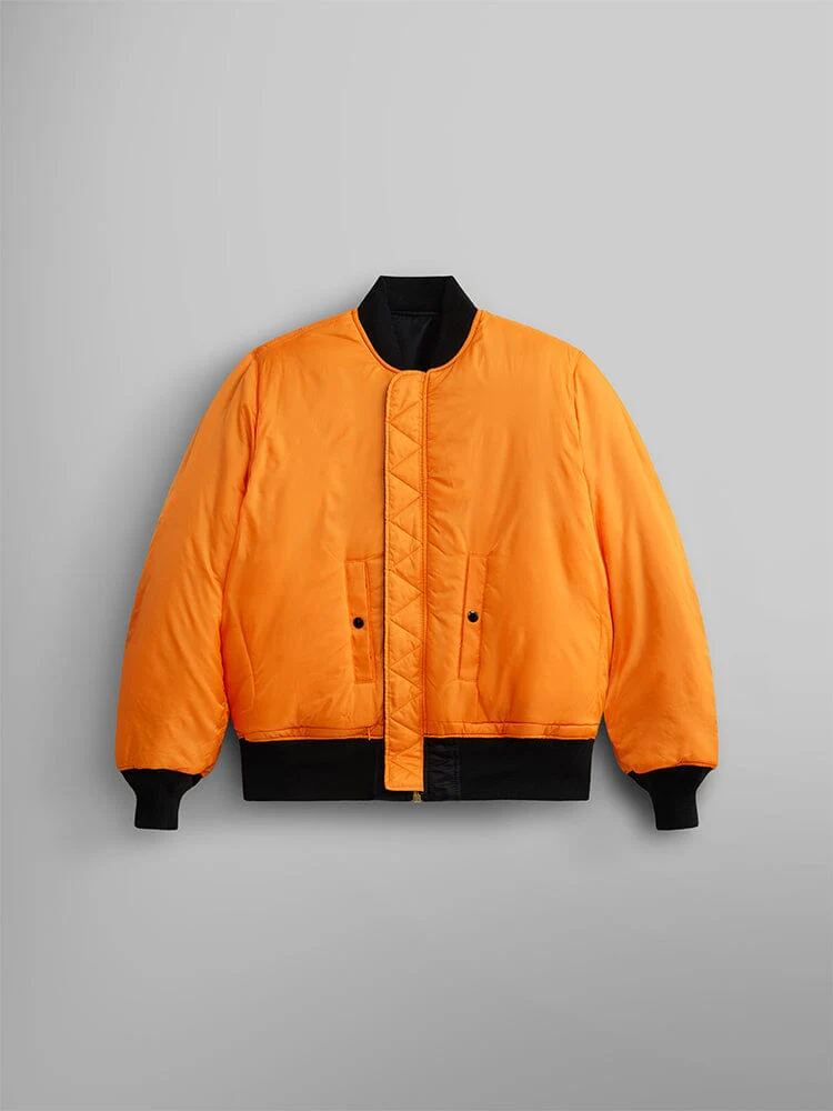 Si la doublure de votre bomber est orange vif alors que l'extérieur reste kaki, ce n'est pas un caprice de styliste : c'est ce que les pilotes de l'US Air Force devaient faire en touchant le sol - - ma 1 bomber jacket heritage outerwear 869975