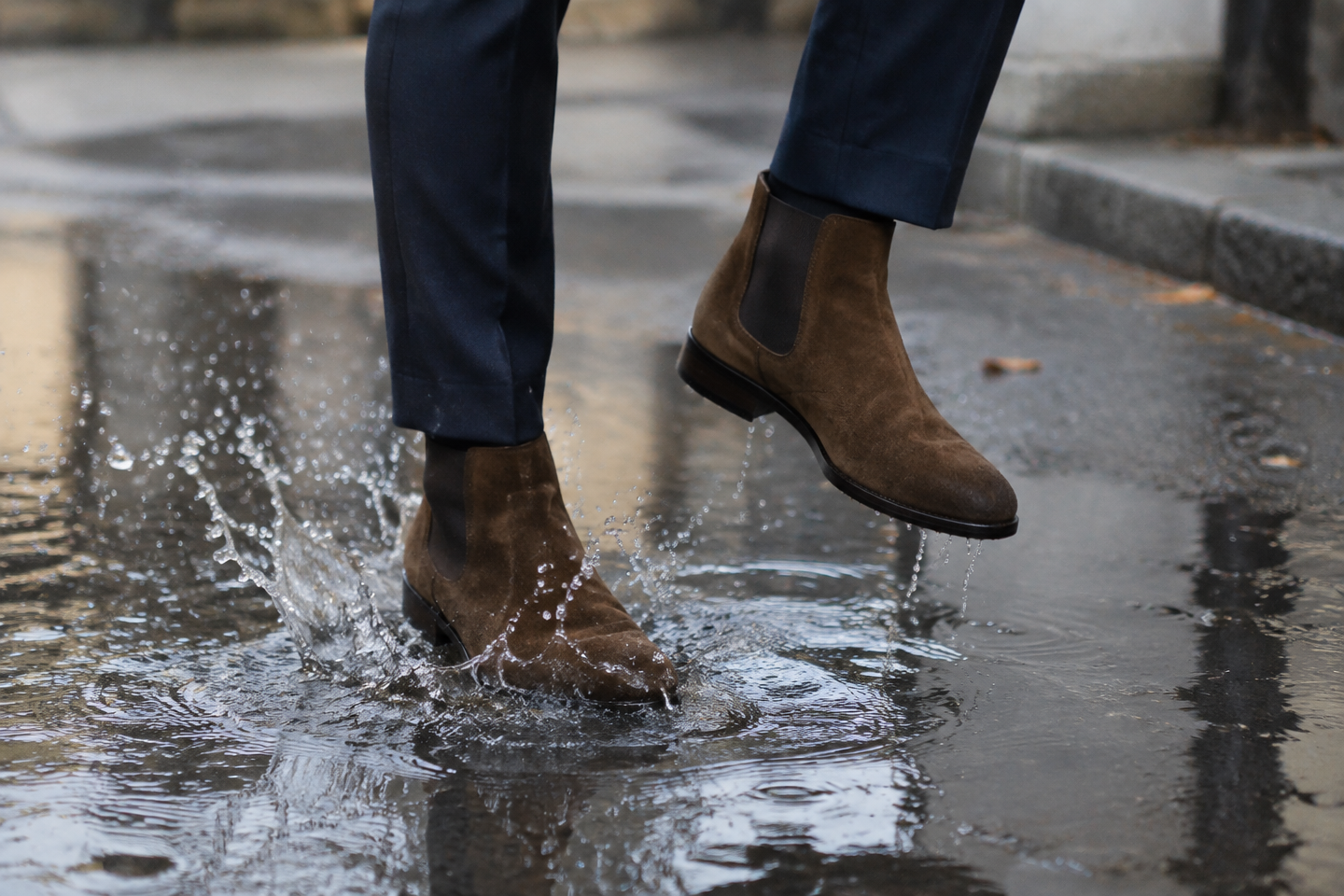 Ne jetez pas vos bottines en daim ruinées par la pluie : cette technique de l’extrême est le seul moyen d’effacer les marques d’eau (et l’étape incontournable pour les rendre invincibles)