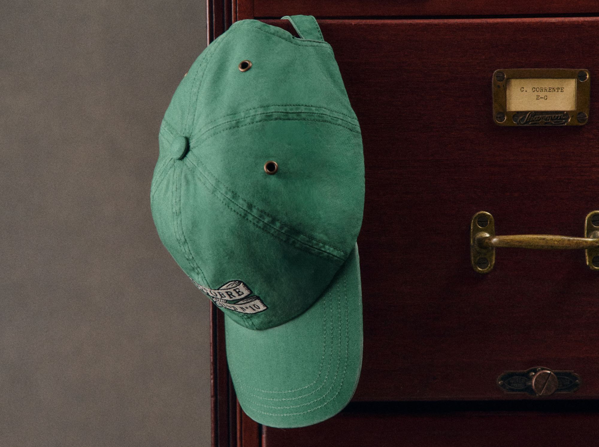 Octobre Éditions fête ses 10 ans avec une capsule inattendue et étonnamment réduite qui intrigue déjà les amateurs de style