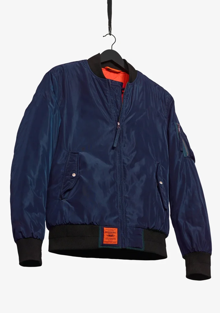 Si la doublure de votre bomber est orange vif alors que l'extérieur reste kaki, ce n'est pas un caprice de styliste : c'est ce que les pilotes de l'US Air Force devaient faire en touchant le sol - - packshot max new 1ec4c2ad fc94 4a0a 88c9 fc5241b15587