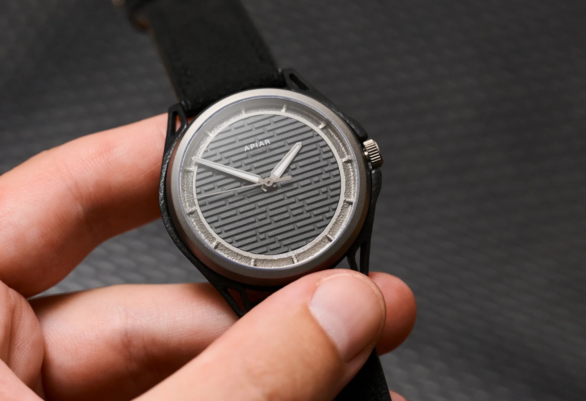 Quand le carbone rencontre le titane : la prouesse à 38 grammes de la nouvelle montre Apiar