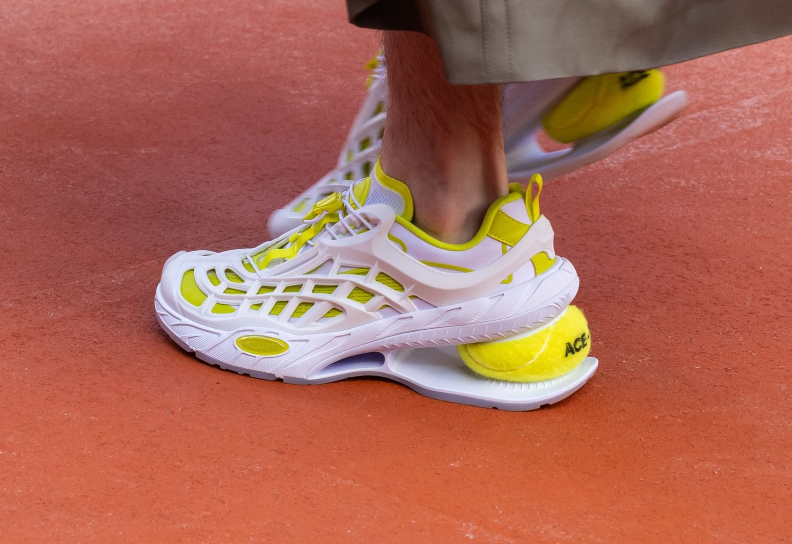 Sous son allure de sneaker de tennis, la nouvelle Lacoste réserve une surprise totalement inattendue - - sous son allure de sneaker de tennis la nouvelle lacoste reserve une surprise totalement inattendue 1791452614