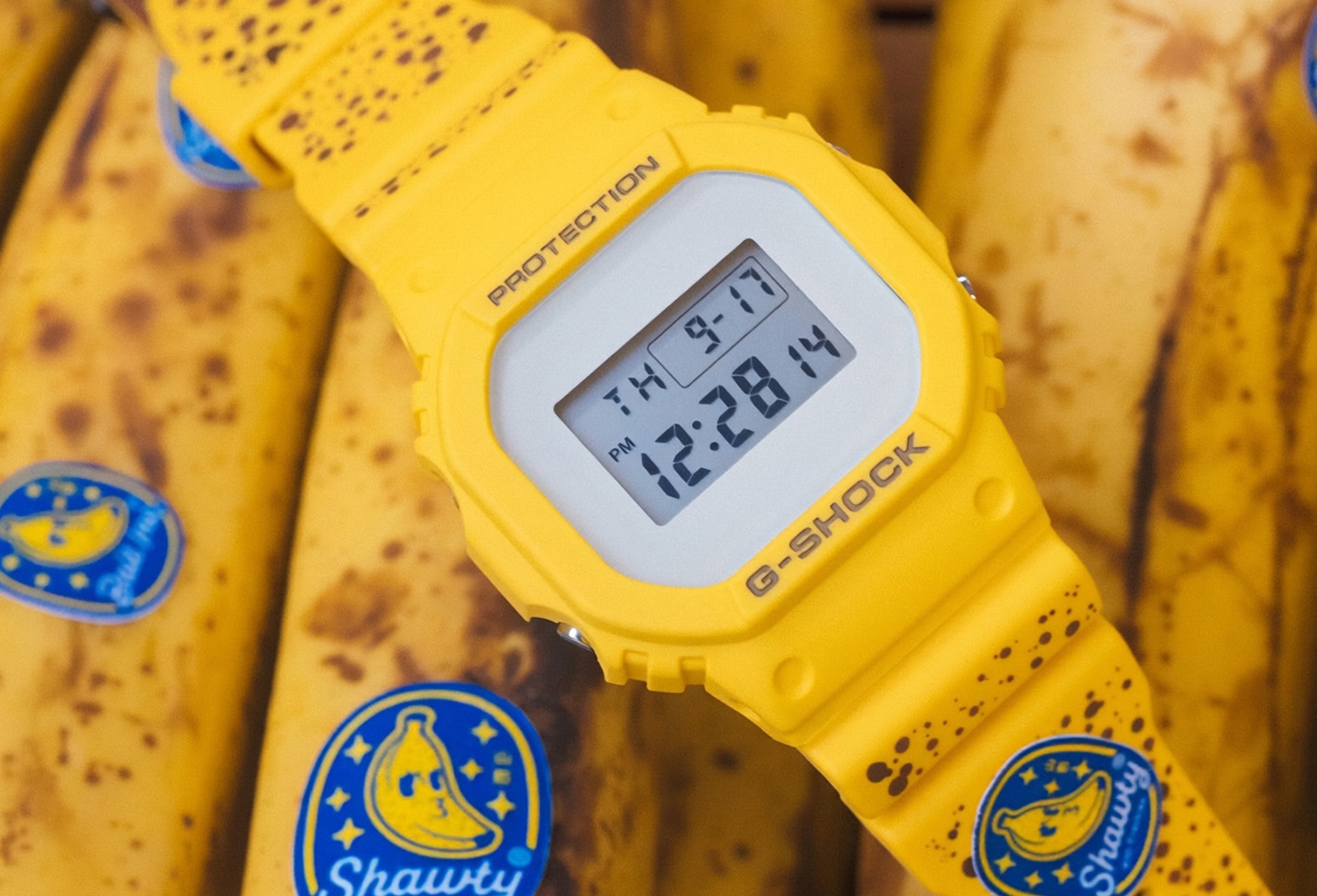 Tout le monde jette la banane dès qu’elle se couvre de taches brunes : chez Casio, c’est devenue la G-Shock la plus folle de l’année