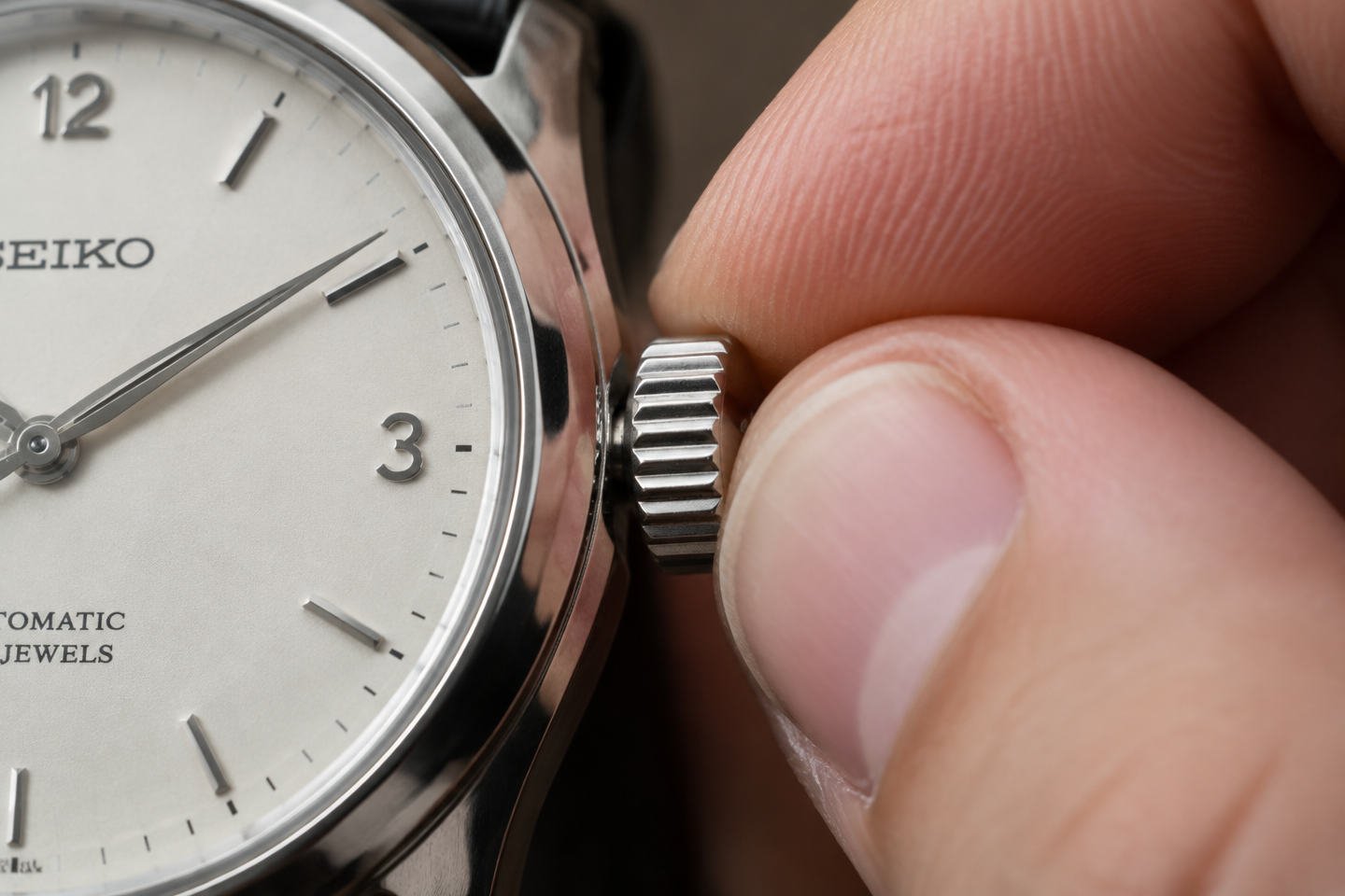 Vous utilisez ce petit bouton pour régler l’heure de votre montre sans y penser : la surprenante histoire qui se cache derrière son nom
